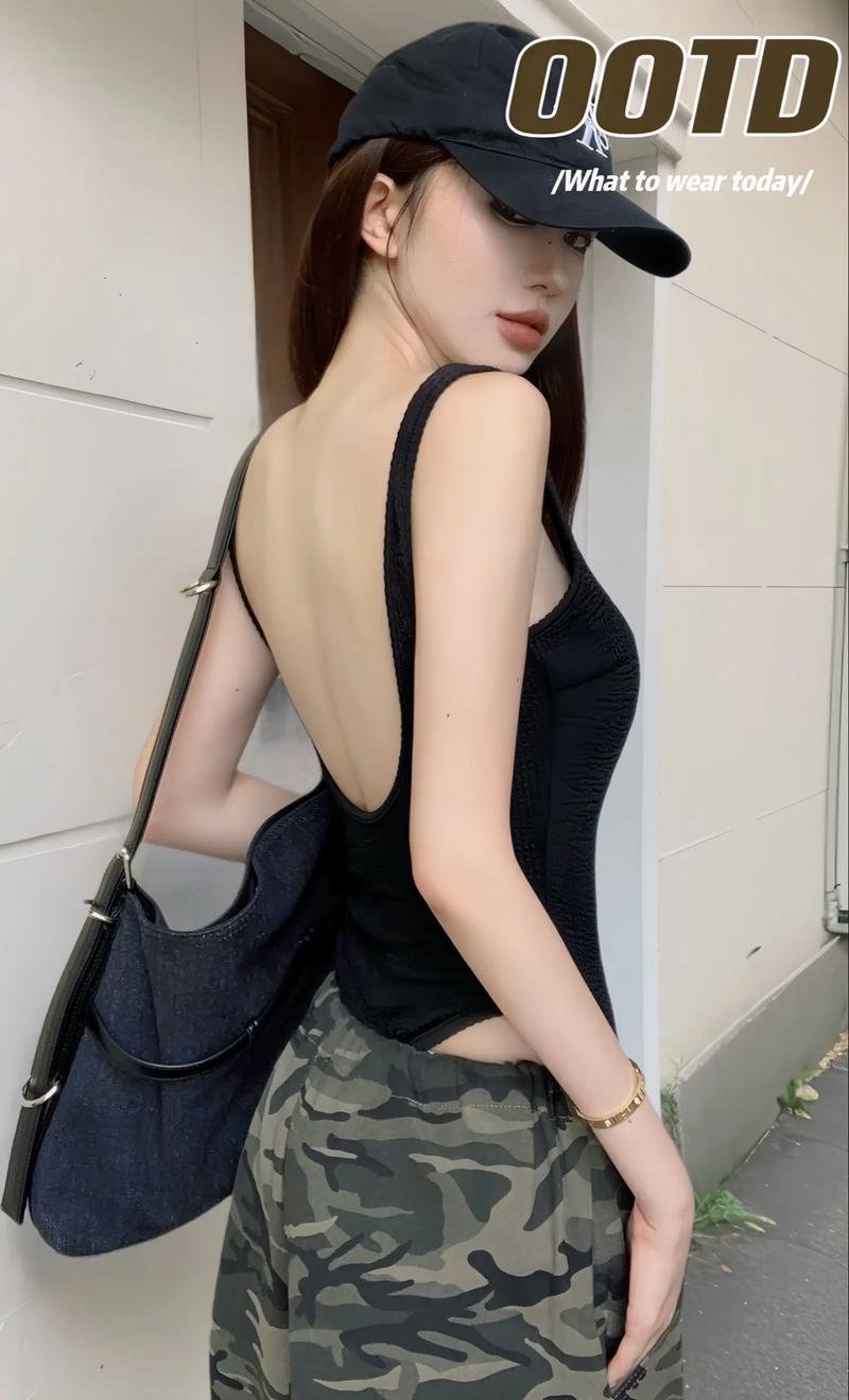 大露背时尚穿搭：展现女性魅力的绝佳之选