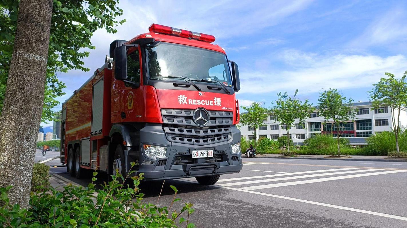 汽车消防车：城市安全的守护者