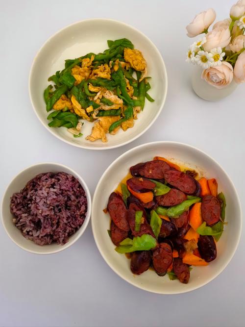 详细阅读:美味家常午餐:简单做法,丰富滋味 美味家常午餐:简单做法,丰富滋味