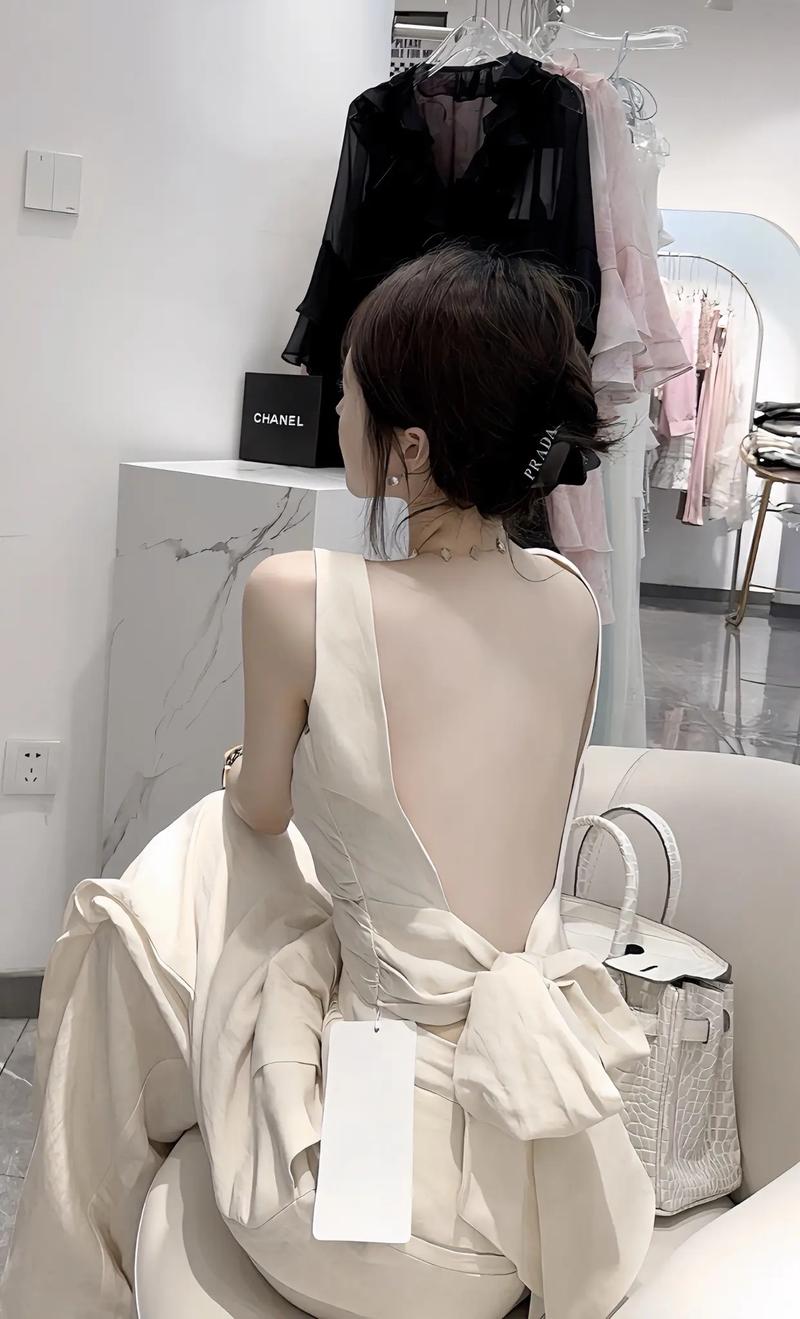 小露背时尚穿搭：展现独特魅力的时尚密码