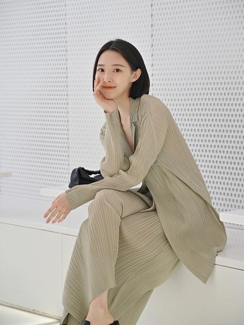 解锁立体褶皱时尚穿搭：释放独特魅力，打造多元风格