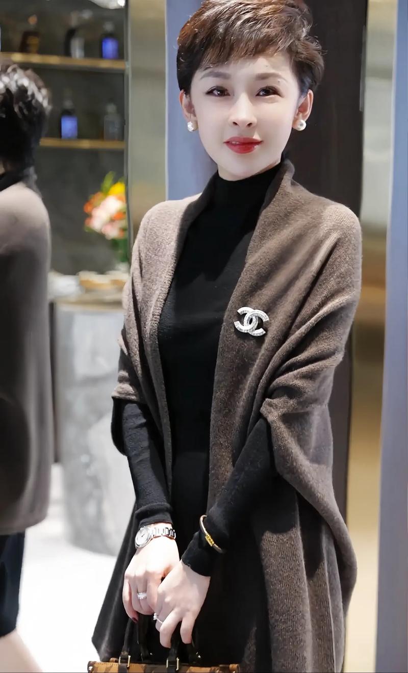 披肩：时尚穿搭的点睛之笔，演绎多元风格魅力