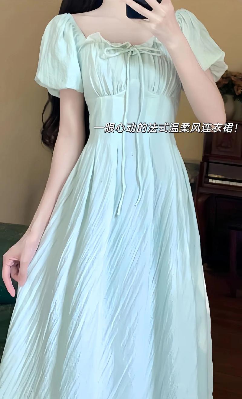 领口抽绳时尚穿搭：解锁多样风格密码