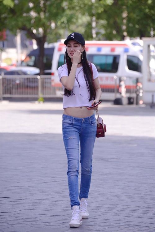解锁时尚密码：探索低腰穿搭的无限魅力