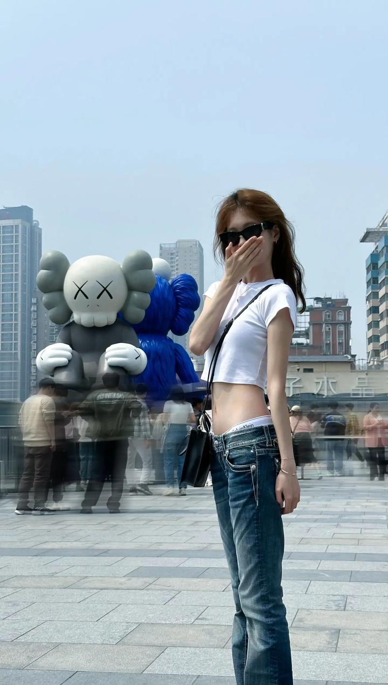 超低腰时尚穿搭：展现个性与魅力的独特风格