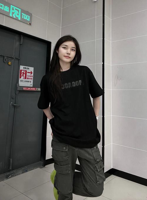 标语字母时尚穿搭：个性与潮流的碰撞