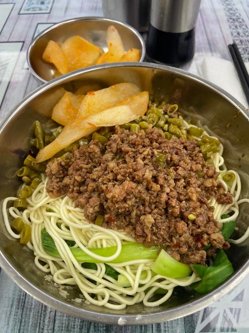 详细阅读:担担面:藏在市井小巷里的烟火滋味 担担面:藏在市井小巷里的烟火滋味