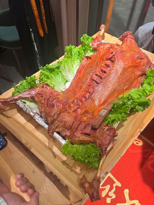 烤羊腿：味蕾上的草原风情