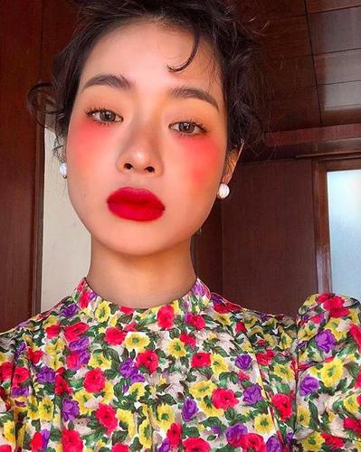 详细阅读:腮红晕染效果:妆容点睛之笔的奇妙艺术 腮红晕染效果:妆容点睛之笔的奇妙艺术