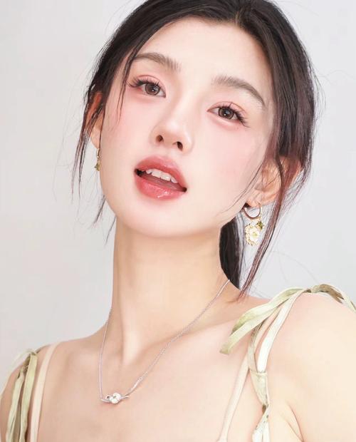 详细阅读:腮红光泽感:妆容中的点睛之笔与魅力密码 腮红光泽感:妆容中的点睛之笔与魅力密码