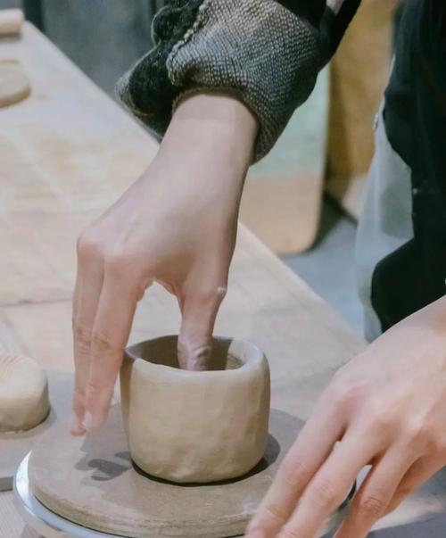 陶艺制作：指尖上的创意与传承
