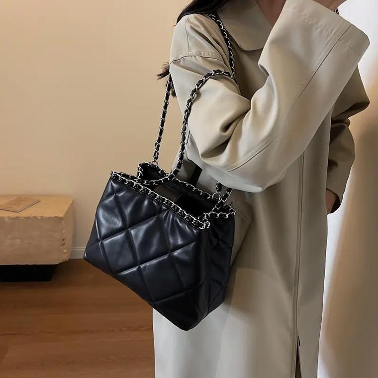 详细阅读:链条包搭配指南:时尚与实用的完美结合 链条包搭配指南:时尚与实用的完美结合