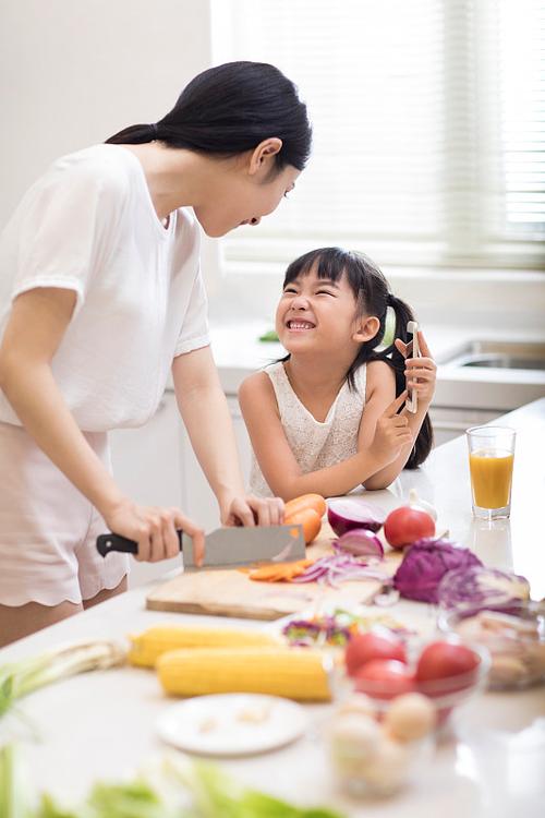 亲子烹饪：厨房里的温馨时光与成长之旅