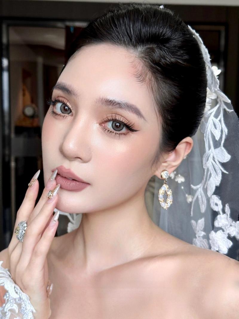 打造梦幻新娘妆容：从清新淡雅到华丽璀璨的全方位教程