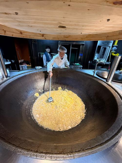 冰雪孕豪情，锅灶藏乾坤——探秘东北菜的豪迈与温情
